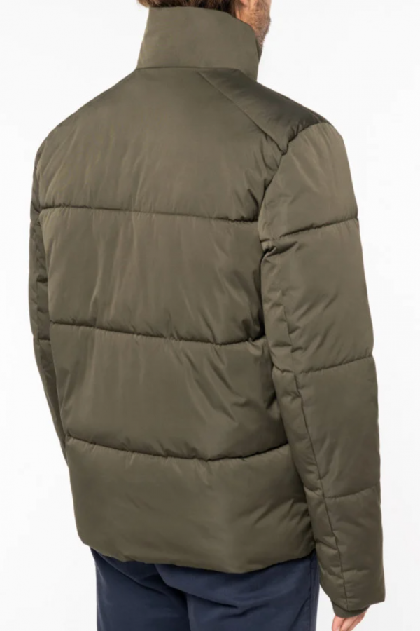 Recycelte Daunenjacke. 100 % recyceltes polyester.