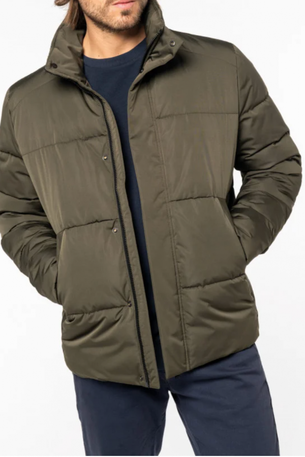 Recycelte Daunenjacke. 100 % recyceltes polyester.