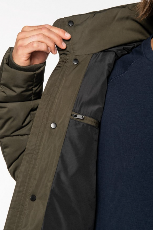 Recycelte Daunenjacke. 100 % recyceltes polyester.