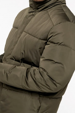 Recycelte Daunenjacke. 100 % recyceltes polyester.